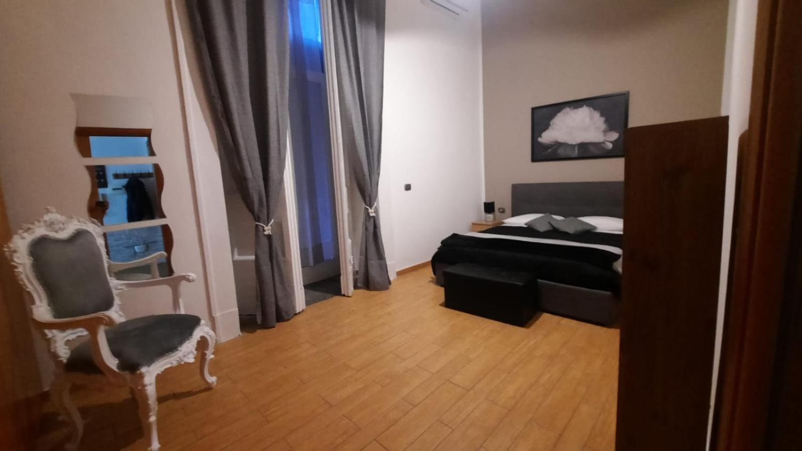 White Home Quartieri Spagnoli เนเปิลส์ ภายนอก รูปภาพ
